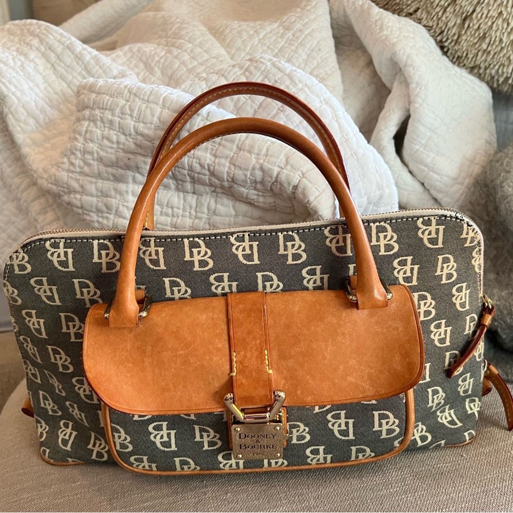 Dooney & bourke vintage blue bag like NEW
DB monogram